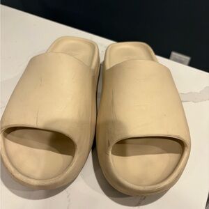 Adidas Yeezy Slide in Tan